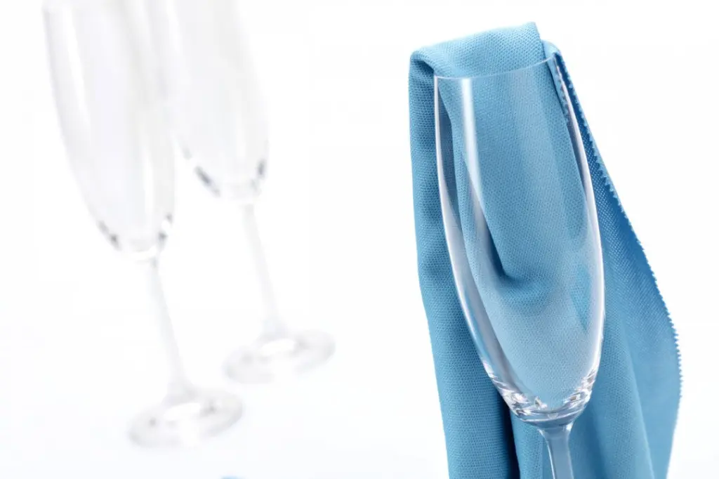 glaesertuch-glas.10e7a7838ddbc4673f08a5c669ea9ba9.webp